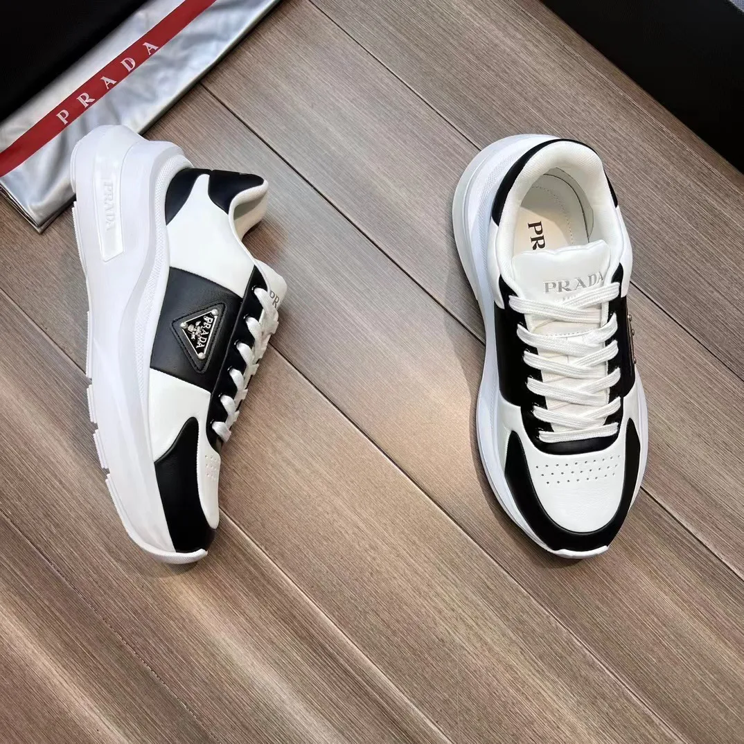 P440 Prad* men's new soft leather casual sneakers. This sneaker is made of Napa cowhide. The leather is soft and fine, with a natural texture, which improves breathability. The outer side is coated with an enamel metal triangle logo to embellish the shoe body. The tongue and heel are decorated with brand letter logo details. Ultra-lightweight 6cm concave and convex rubber thick sole with PRADA letter logo on the side and cowhide lining. It feels comfortable on the foot and is exquisite and versatile!